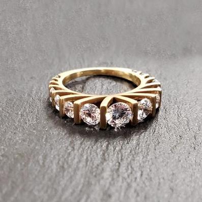 Vintage Inlaid Rounded Zirconia Gold Ring