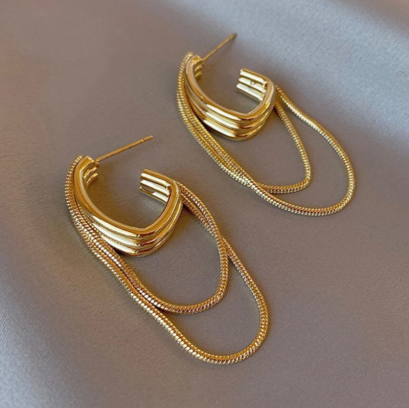 Elegant Golden Dangling Earrings