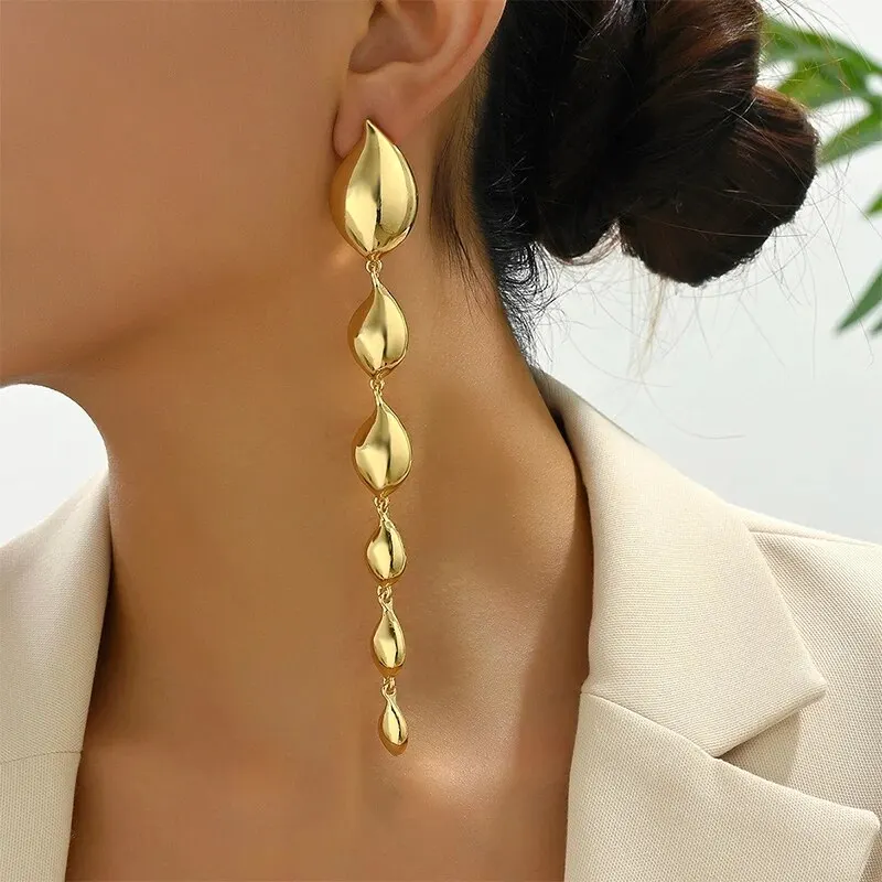 Elegant Gold Dangling Earrings