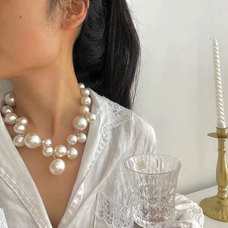 Elegant Pearl Necklace in Gold