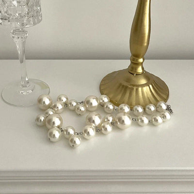 Elegant Pearl Necklace in Gold