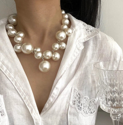 Elegant Pearl Necklace in Gold