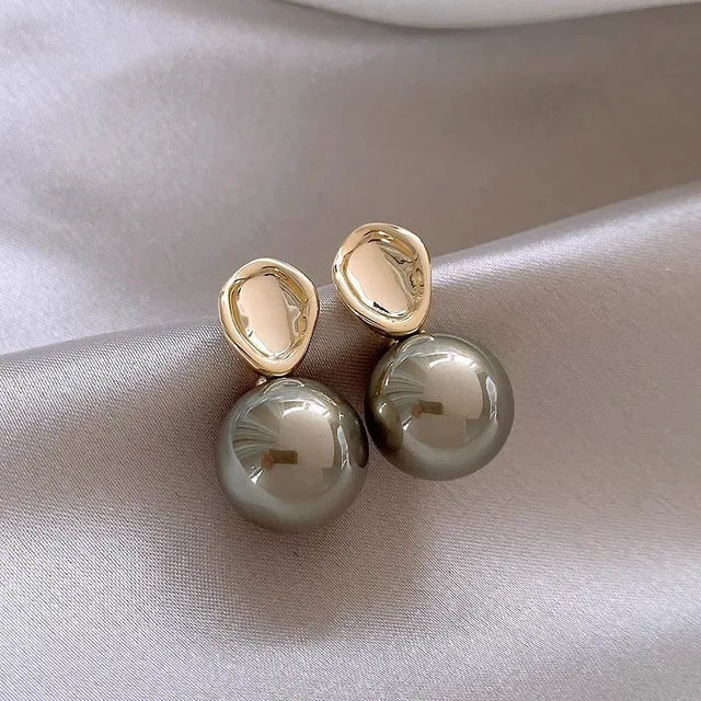 Elegant Black Pearl Gold Earrings